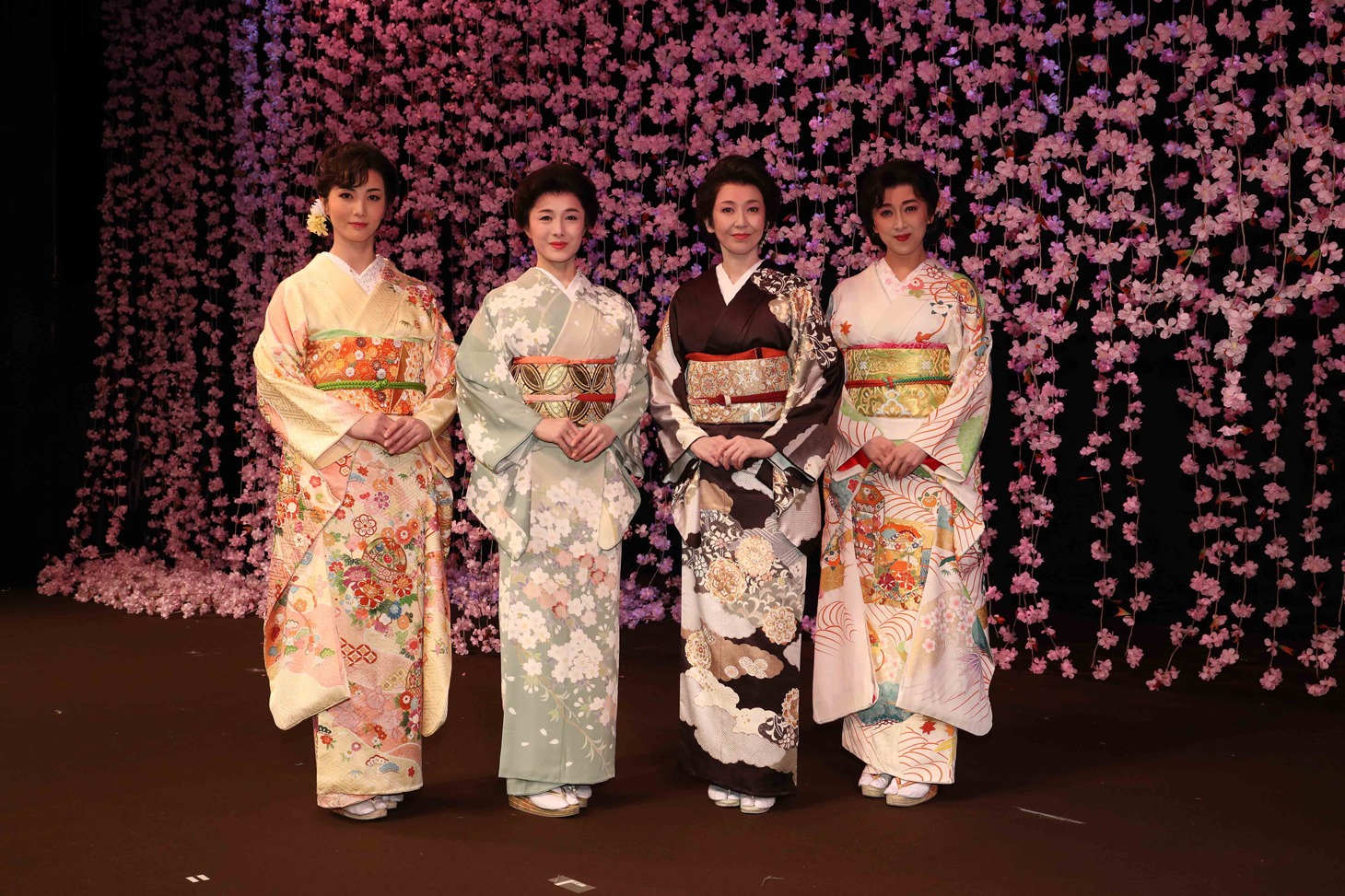 「細雪」囲み取材より。左から壮一帆、水野真紀、賀来千香子、紫吹淳。