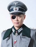 山崎雅志演じるヘルマン・ヴォルフ。