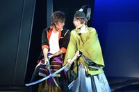 財木琢磨演じる大倶利伽羅と崎山つばさ演じる石切丸。