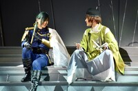 荒木宏文演じるにっかり青江と崎山つばさ演じる石切丸。