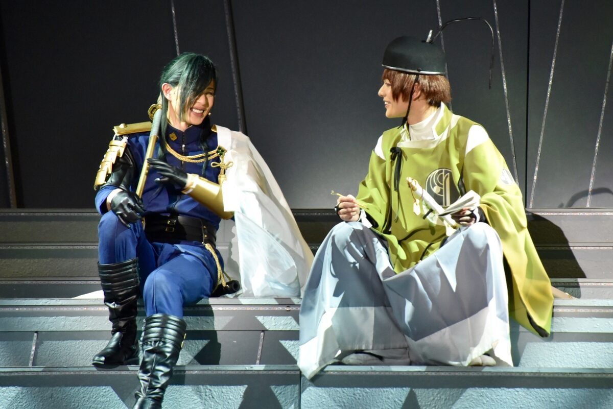 荒木宏文演じるにっかり青江と崎山つばさ演じる石切丸。 [画像 