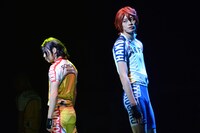「舞台『弱虫ペダル』新インターハイ篇～スタートライン～」ゲネプロより、左から鯨井康介演じる手嶋純太、東啓介演じる葦木場拓斗。