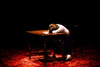 OFFICE SHIKA PRODUCE「親愛ならざる人へ」より。（撮影：和田咲子）