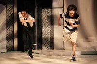 2016年上演「スケルトンの呼吸」より。（撮影：飯田奈海）