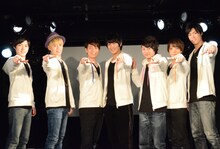 左から桐矢彰吏、古川龍慶、鎌苅健太、猪野広樹、永田崇人、鈴木祐士郎、鷹松宏一。