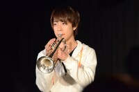 トランペットを披露する鈴木祐士郎。