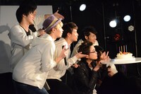 興津和幸の誕生日を祝うメンバー。