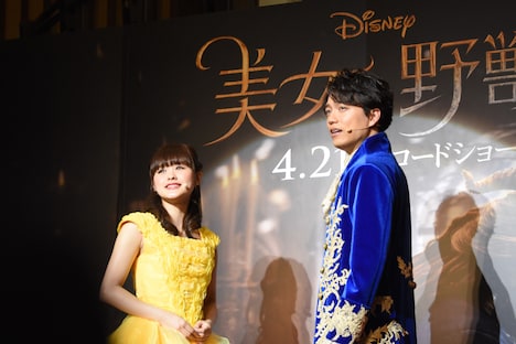 「美女と野獣」日本版デュエットソングを披露する昆夏美（左）と山崎育三郎（右）。