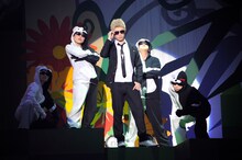 「スーパーダンガンロンパ2 THE STAGE～さよなら絶望学園～2017」ゲネプロより、植田圭輔演じる九頭龍冬彦（中央）。