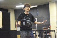 ブロードウェイミュージカル「きみはいい人、チャーリー・ブラウン」公開稽古より、東山光明演じるシュローダー。