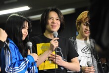 中川晃教（中央）