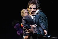 「腹話術師たち、口角泡を飛ばす」より。