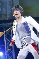 「2.5次元ダンスライブ『ツキウタ。』ステージ TRI! SCHOOL REVOLUTION! Ver.WHITE」より。