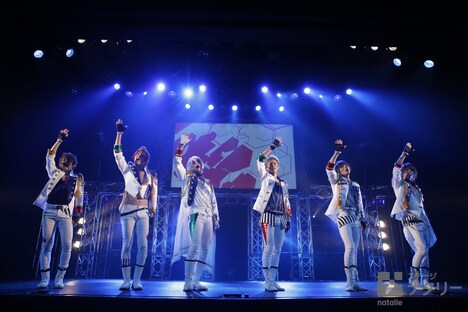 「2.5次元ダンスライブ『ツキウタ。』ステージ TRI! SCHOOL REVOLUTION! Ver.WHITE」より。