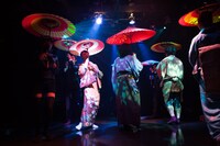 2016年5月上演「ゲイシャパラソル」より。