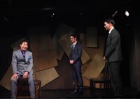 「スーツの男たち」より。