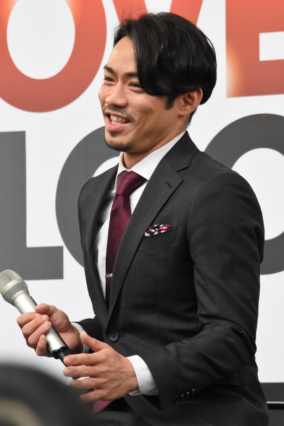 昨年の公演映像を観ながら踊り出す高橋大輔。