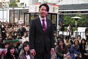 イベント参加者と記念撮影をする高橋大輔。