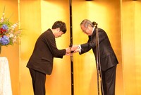 第20回光文三賞贈呈式より、蓬莱竜太（左）。