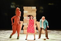 「気づかいルーシー」初演より。（撮影：阿部章仁）