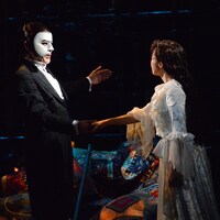 ロイド=ウェバーの旋律が彩る、劇団四季「オペラ座の怪人」本日よりKAATで