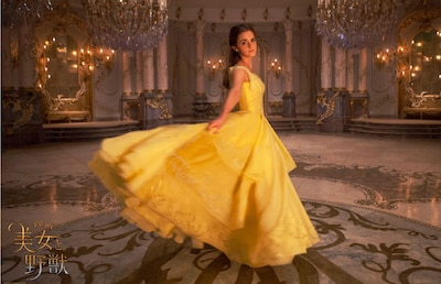 「美女と野獣 オリジナル・サウンドトラック デラックス・エディション 日本語版」に封入されるエマ・ワトソンのポスター写真。