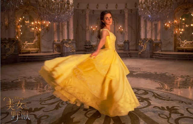「美女と野獣 オリジナル・サウンドトラック デラックス・エディション 日本語版」に封入されるエマ・ワトソンのポスター写真。