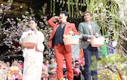 餅まきをする森川葵、野村萬斎、佐藤浩市。