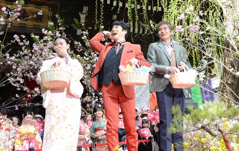餅まきをする森川葵、野村萬斎、佐藤浩市。