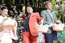 餅まきをする森川葵、野村萬斎、佐藤浩市。