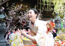 餅まきをする森川葵。