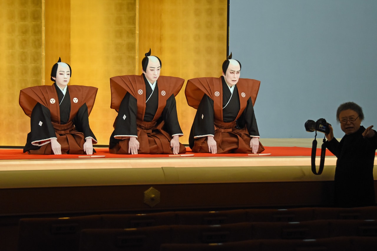 左から四代目松本金太郎、七代目市川染五郎、九代目松本幸四郎、篠山紀信。