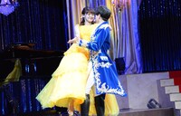 左から昆夏美、山崎育三郎。