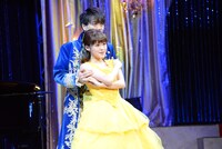 主題歌「美女と野獣」を歌唱する昆夏美（前）、山崎育三郎（後）。