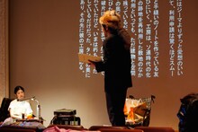 悪魔のしるし「蟹と歩く」より。(c)Akumanoshirushi