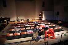 悪魔のしるし「蟹と歩く」より。(c)Akumanoshirushi