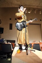 悪魔のしるし「蟹と歩く」より。(c)Akumanoshirushi