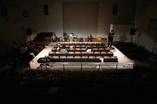 悪魔のしるし「蟹と歩く」より。(c)Akumanoshirushi