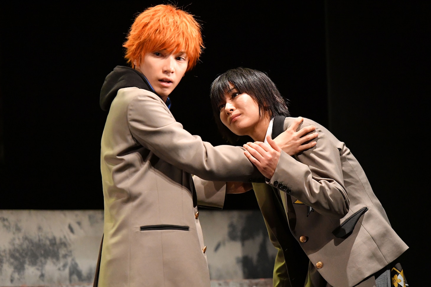 舞台「桜龍」より、左から糸川耀士郎演じる東城総、AKIRA演じる北原絋。