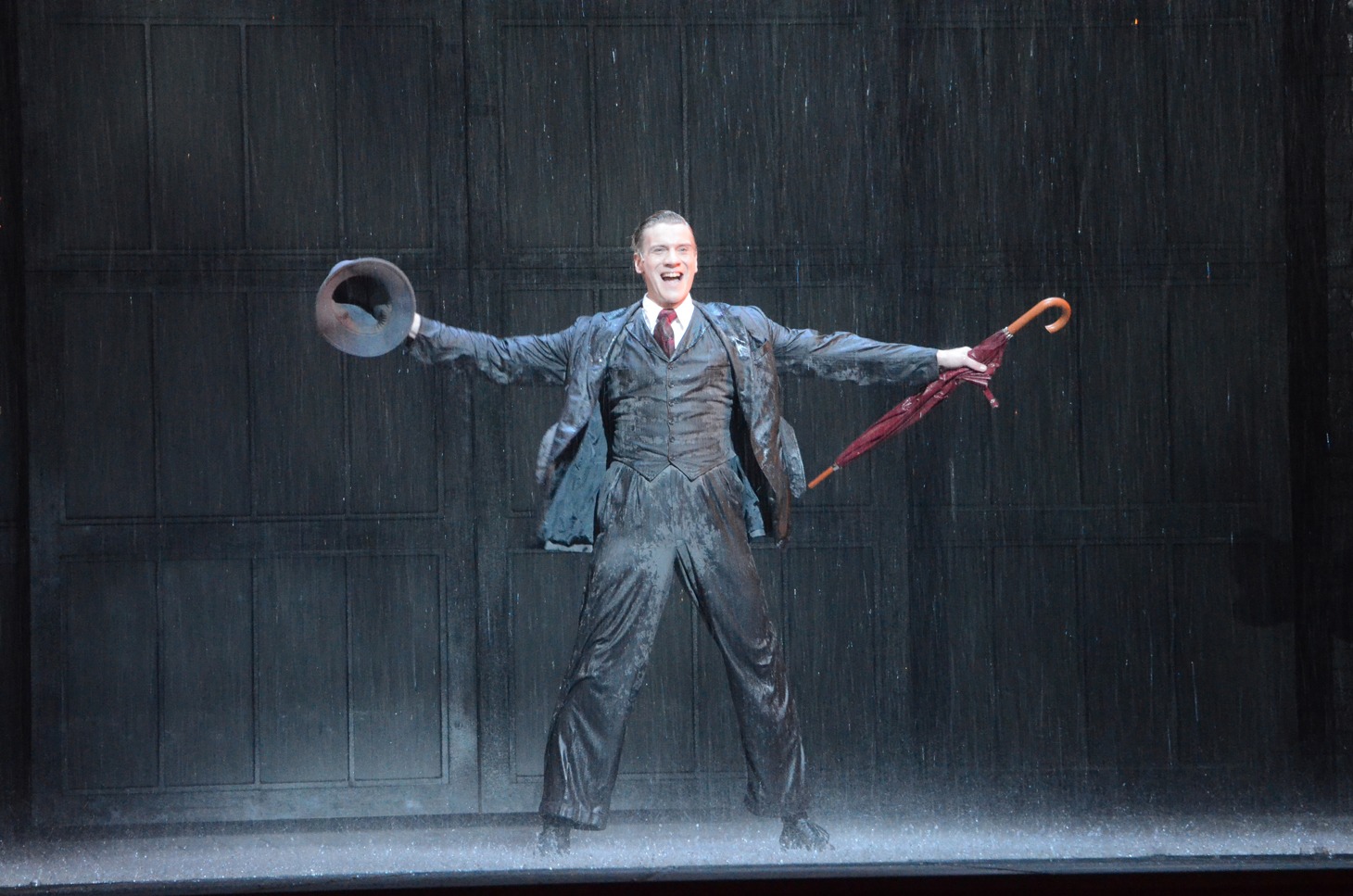 ミュージカル「SINGIN' IN THE RAIN 雨に唄えば」フォトコールより。