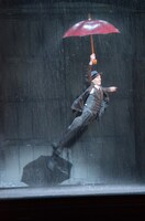 ミュージカル「SINGIN' IN THE RAIN 雨に唄えば」フォトコールより。