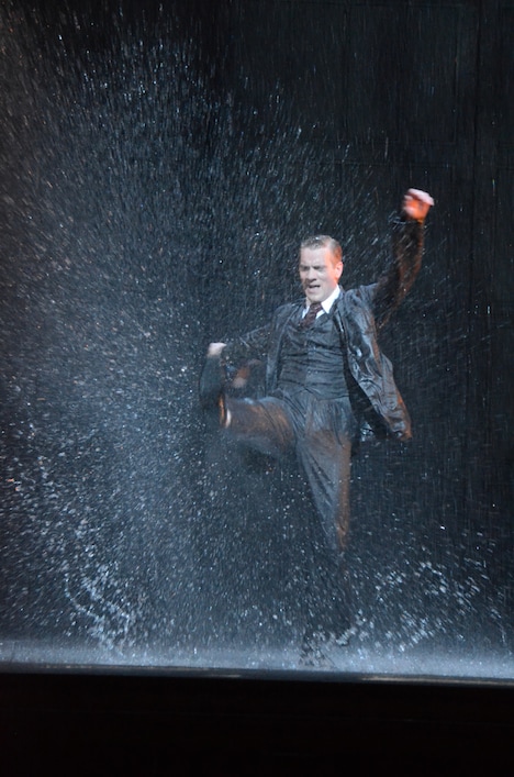 ミュージカル「SINGIN' IN THE RAIN 雨に唄えば」フォトコールより。