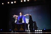 イリュージョンを披露する吉田美佳子。