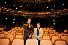 世田谷パブリックシアター開場20周年記者発表会より。左から野村萬斎、永井多恵子。