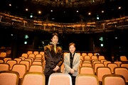 世田谷パブリックシアター開場20周年記者発表会より。左から野村萬斎、永井多恵子。