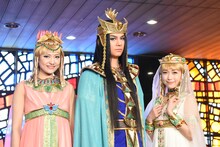 ミュージカル「王家の紋章」出演者。左からキャロル役の宮澤佐江、メンフィス役の浦井健治、キャロル役の新妻聖子。