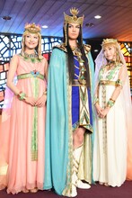 ミュージカル「王家の紋章」出演者。左からキャロル役の宮澤佐江、メンフィス役の浦井健治、キャロル役の新妻聖子。