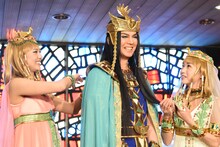 メンフィスの毛質を確かめるキャロル役の新妻聖子（右）。