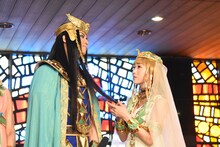 メンフィスの毛質を確かめるキャロル役の新妻聖子（右）。