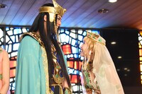 左からメンフィス役の浦井健治、キャロル役の新妻聖子。